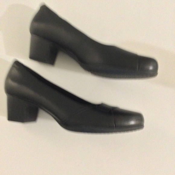 Clarks US 11 Black Low Healed Pumps - Picture 4 of 5